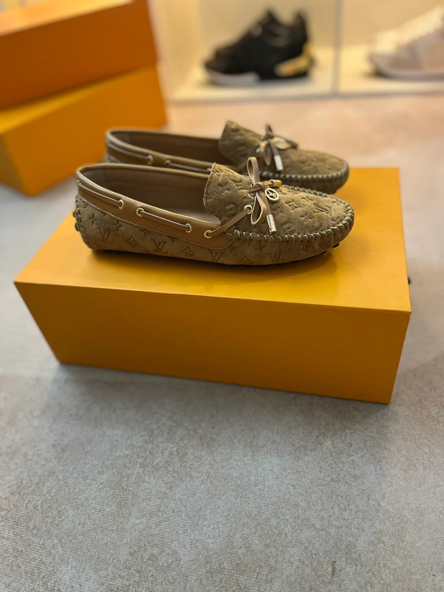 p460💰Couple model❤️🇫🇷 𝙇𝙤𝙪𝙞𝙨 𝙑𝙪𝙞𝙩𝙩𝙤𝙣 🇫🇷Louis Vuitton 2023 Classic𝓛𝓿 𝓣𝓻𝓪𝓲𝓷𝓮𝓻 Sports Series ➪➪➪¯ [Arizona Doudou Shoes Series] ▪️▪️▪️Arizona slip-on shoes are made of Monogram Eclipse canvas. Its hand-painted and dyed edges and hand-sewn uppers fully demonstrate Louis Vuitton's traditional shoemaking craftsmanship. This slip-on shoe is very lightweight. The integrated tongue and upper make it particularly comfortable and flexible. The soft outsole is equipped with rubber padding. Decorated with matching sash. Detailed features: ☑️Monogram Eclipse canvas ☑️Black Eclipse pattern ☑️Hand-painted shoe edges ☑️Hand-sewn uppers (each pair takes time to process) ☑️Integrated tongue and upper construction ☑️Outsole equipped with rubber lining ☑️size: 35_46